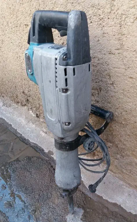 هیلتی ۱۳۰۴ گریسی|ابزارآلات|مشهد, کوشش|دیوار