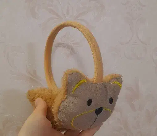 گوشگیر عروسکی|کفش و لباس بچه|مشهد, عامل|دیوار