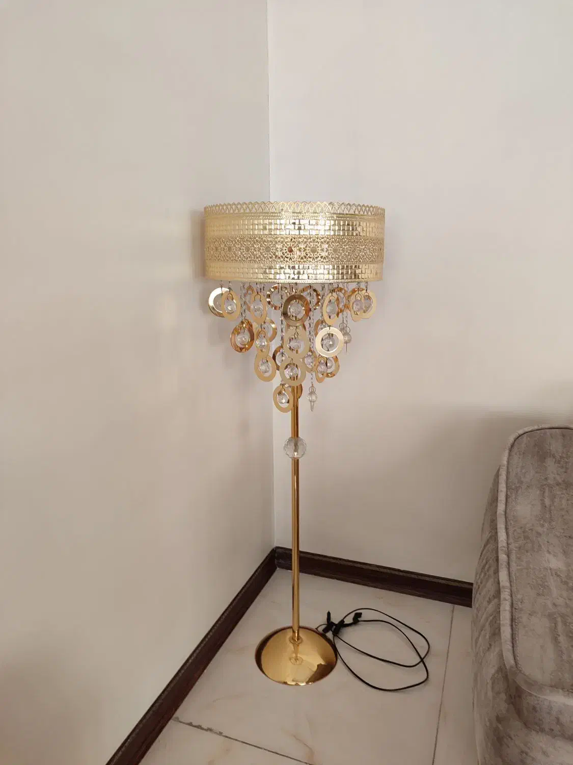 آباژور ایستاده کنار سالنی|چراغ خواب و آباژور|بهارستان, |دیوار