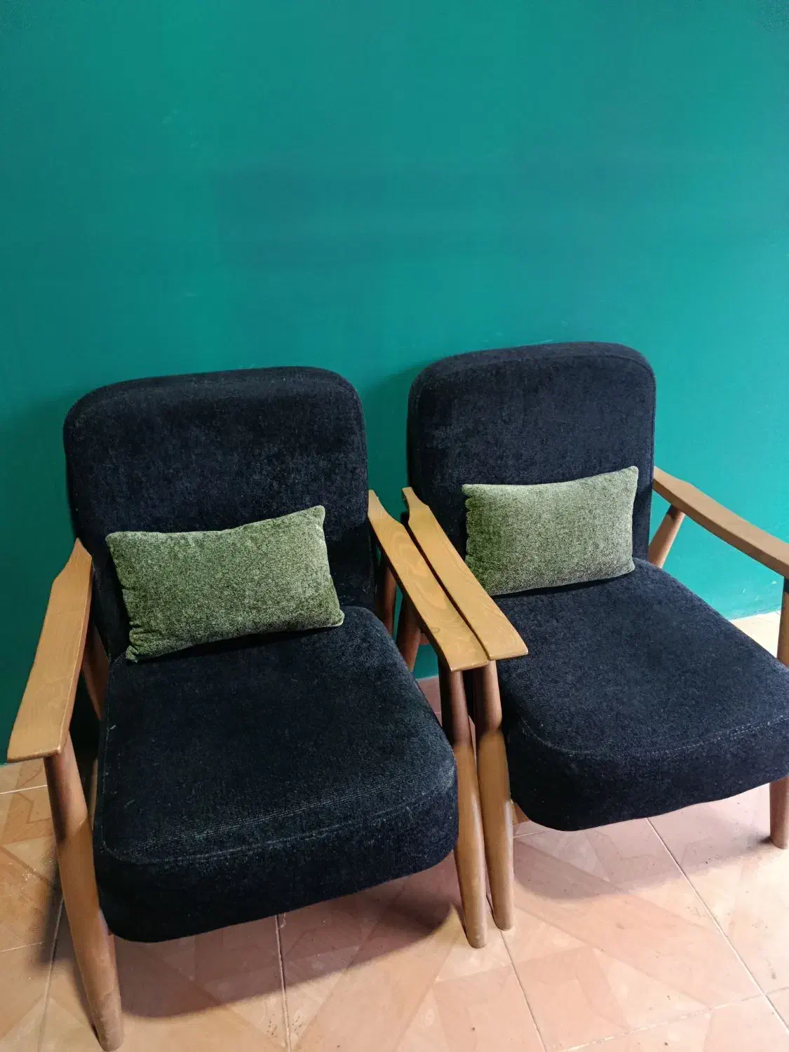 یک جفت مبل تک نفره بعلاوه پافر (میز جلوش)|مبلمان خانگی و میز عسلی|اسالم, |دیوار