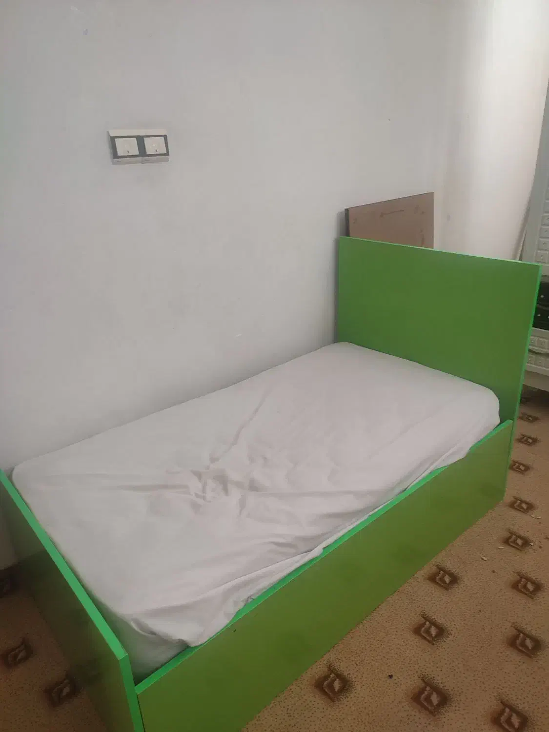 تخت کودک|تخت و صندلی بچه|شیروان (خراسان), |دیوار