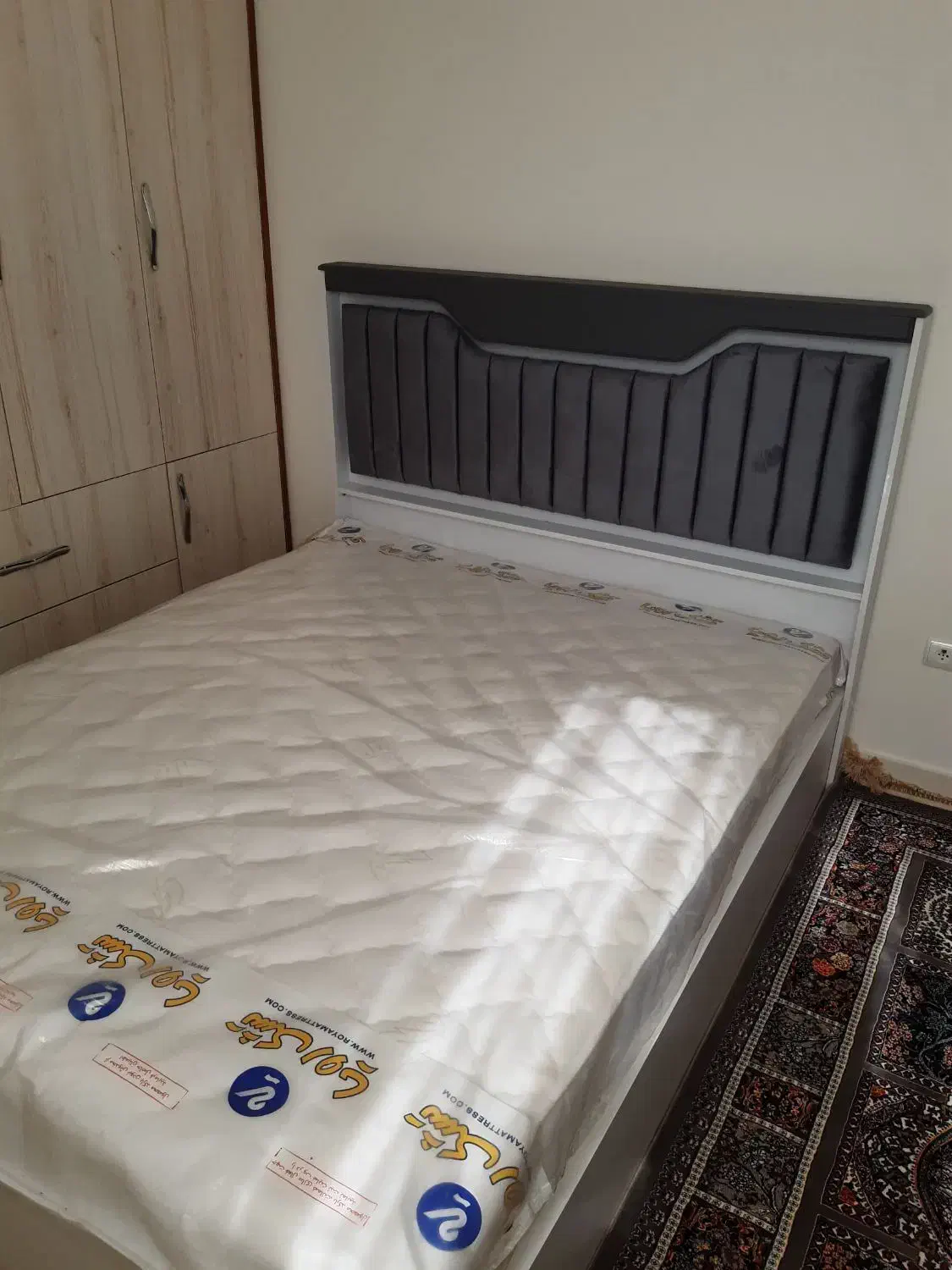 تخت دو نفر طوسی سفید|تخت و سرویس خواب|دماوند, دماوند|دیوار