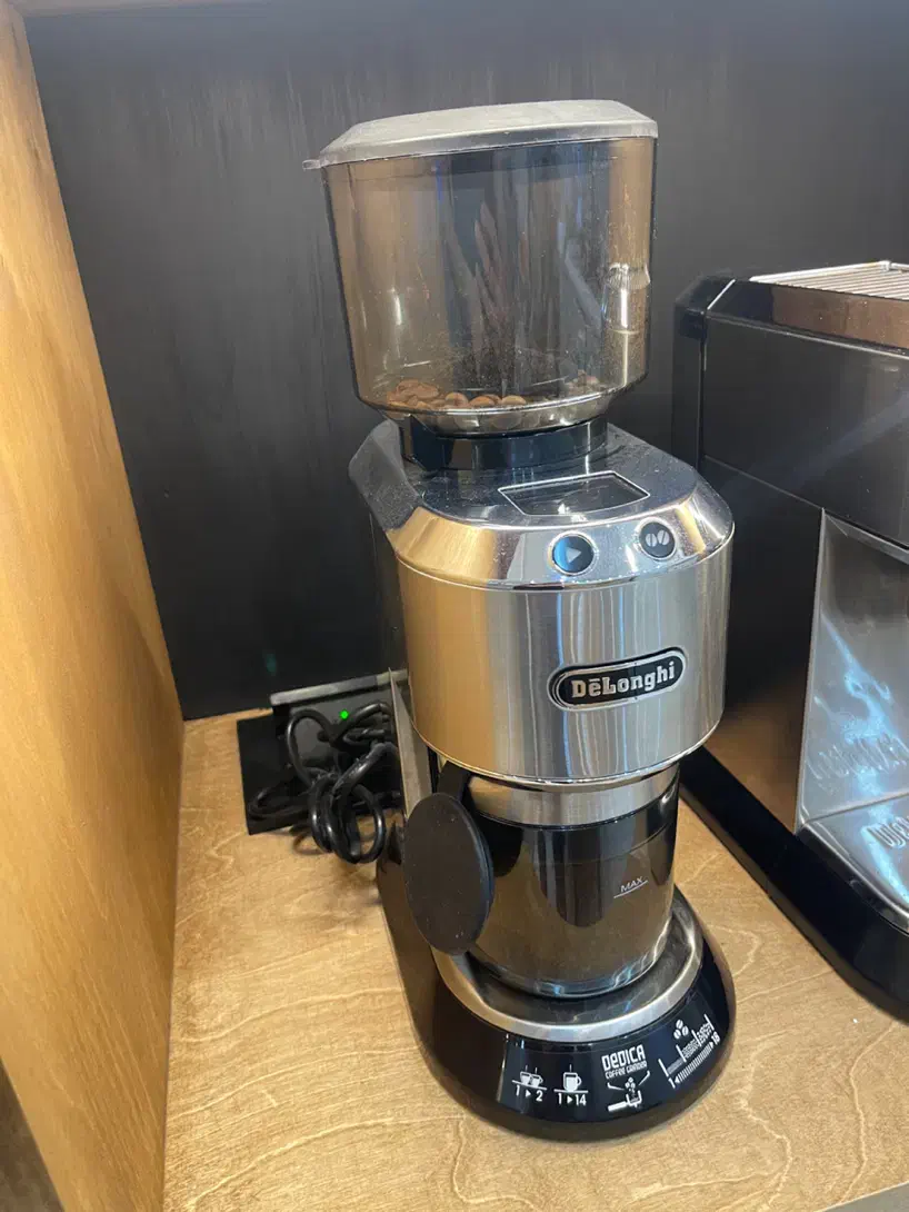 آسیاب قهوه ی دلونگی|خردکن، آسیاب، غذاساز|رشت, گلسار|دیوار