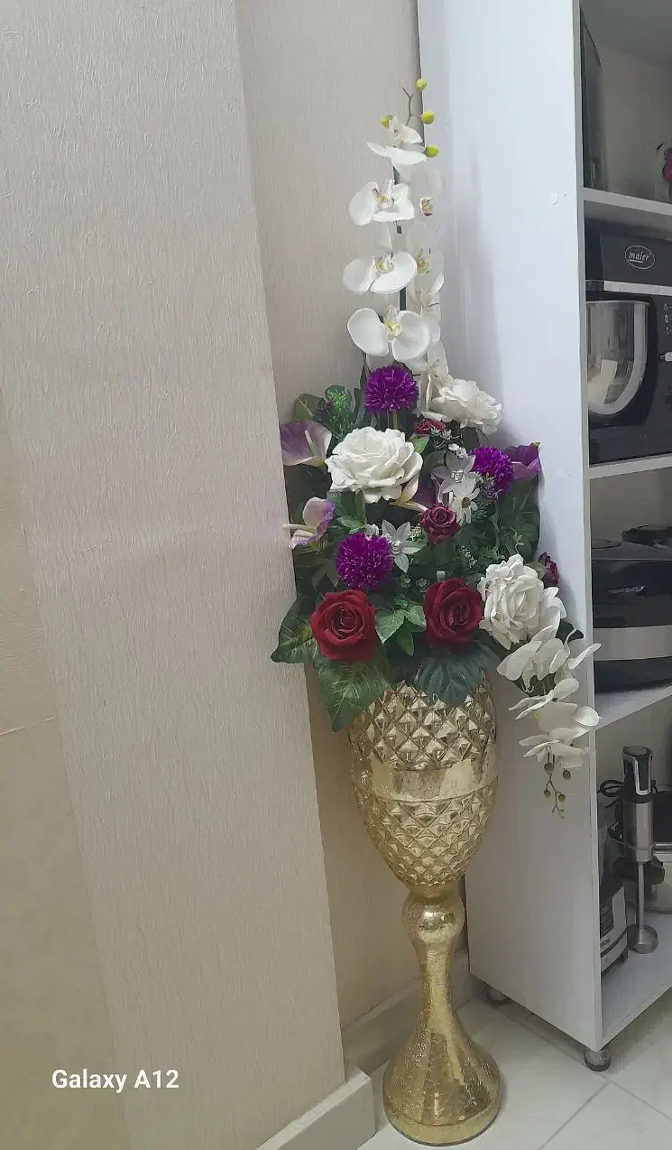 گلدان طلایی با گل های خارجی نو مناسب خاستگاری|گل مصنوعی|مشهد, هدایت|دیوار