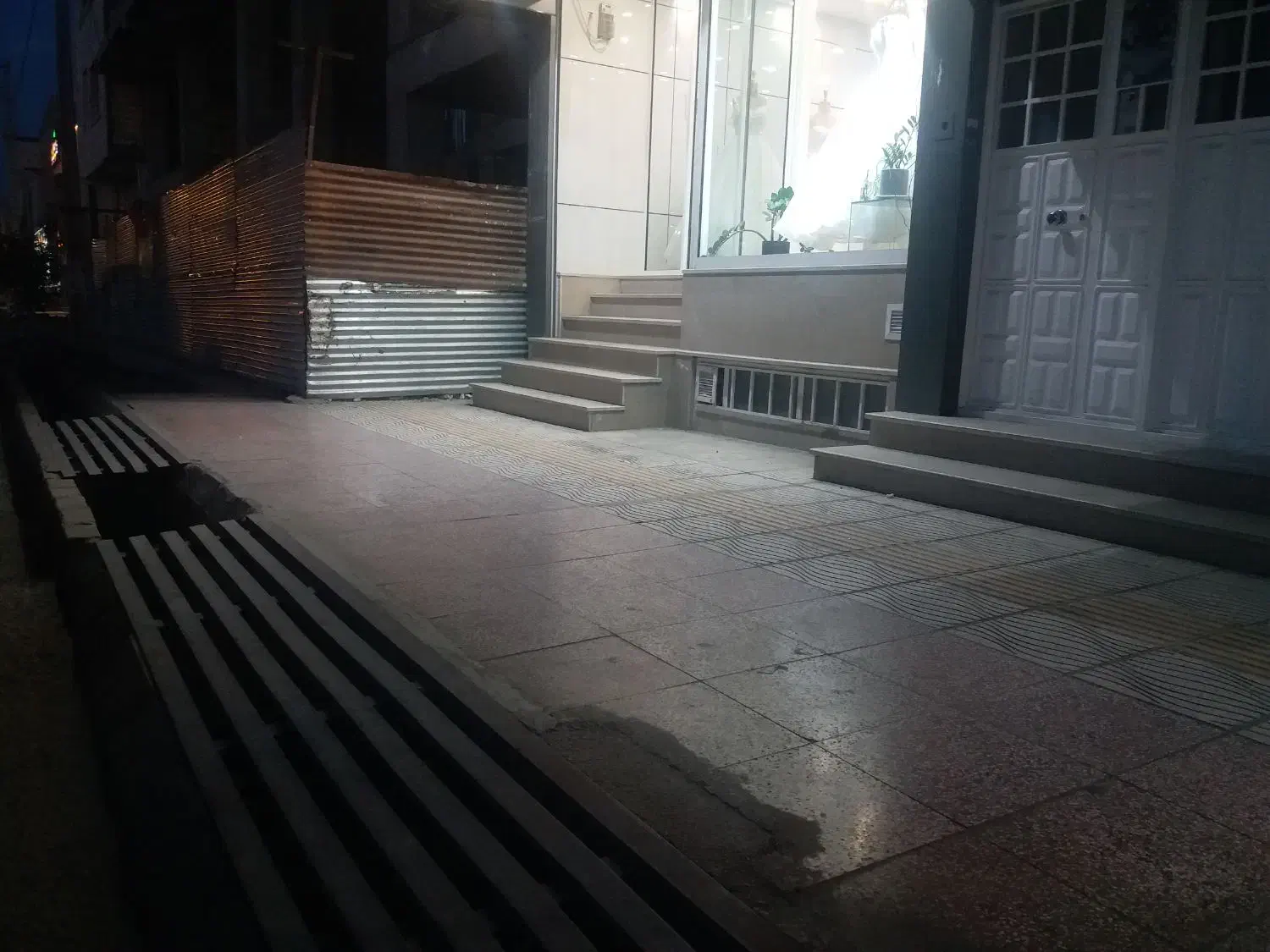 ملک.تجاری مسکونی حاشیه خیابان اصلی بلوار میرحسینی|فروش مغازه و غرفه|زاهدان, |دیوار