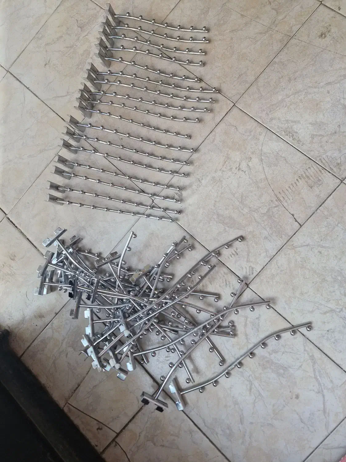 رگال آویزی برای لباس به رنگ استیل ضد زنگ|بندرخت و رختآویز|تبریز, |دیوار