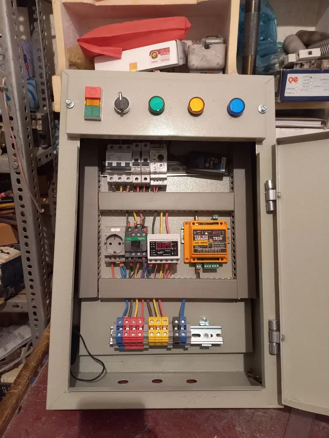 مونتاژ تابلو های صنعتی|خدمات پیشه و مهارت|ارومیه, |دیوار