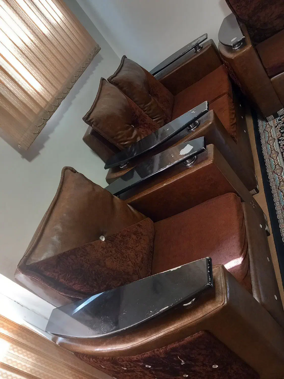 مبلمان ۷ نفره چرم|مبلمان خانگی و میز عسلی|فرخ‌شهر, |دیوار