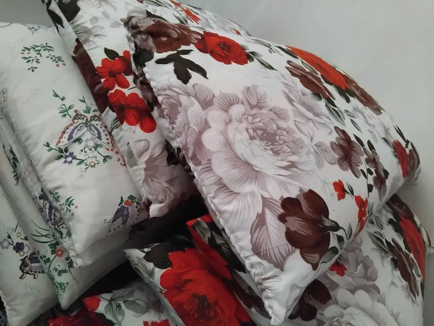 بالش پر|رختخواب، بالش، پتو|پرهسر, |دیوار