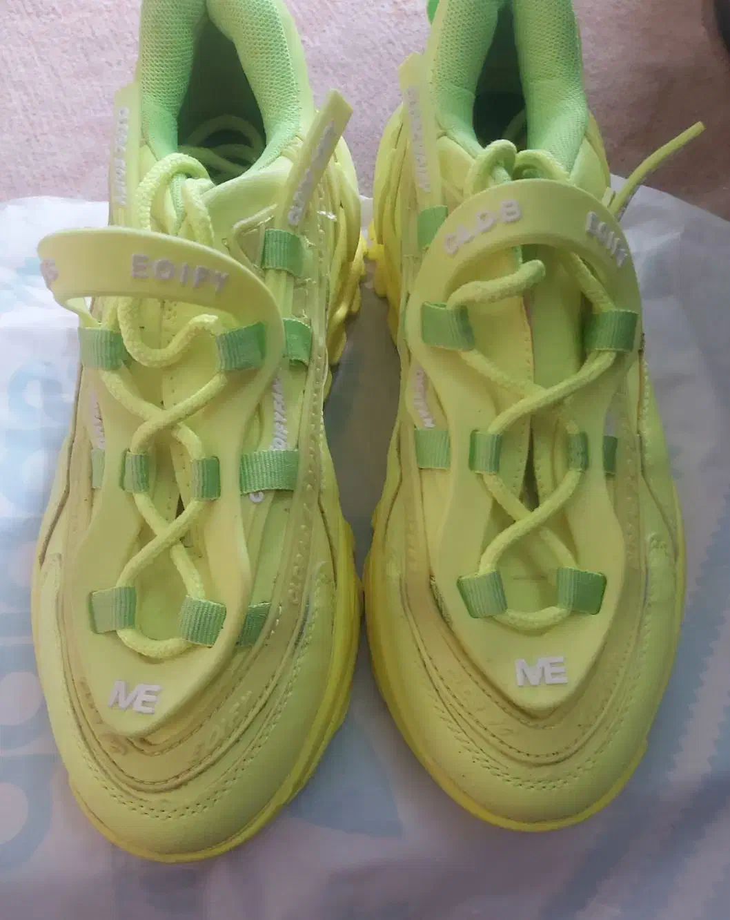 کتونی|کیف، کفش، کمربند|دوگنبدان, |دیوار