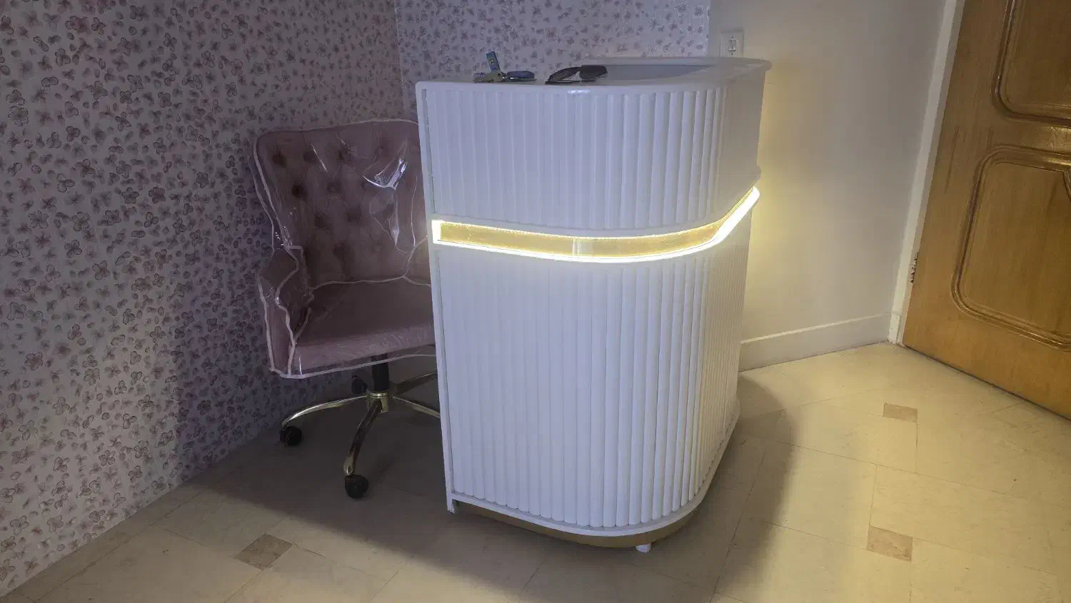 وسایل سالن زیبایی|آرایشگاه و سالن‌های زیبایی|کوهپایه, |دیوار