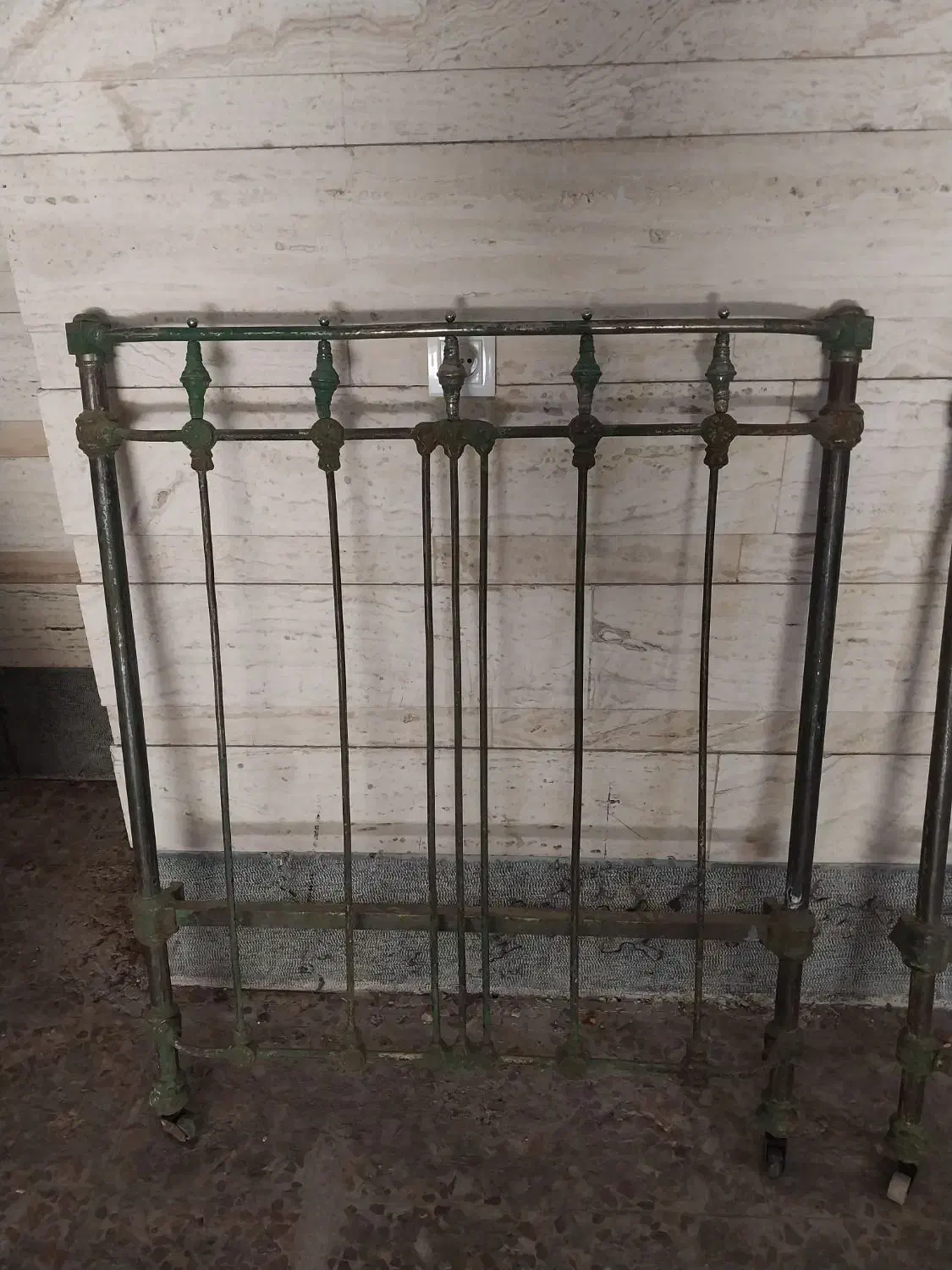 تخت روسی شوروی قدیمی|حراج|تهران, زعفرانیه|دیوار