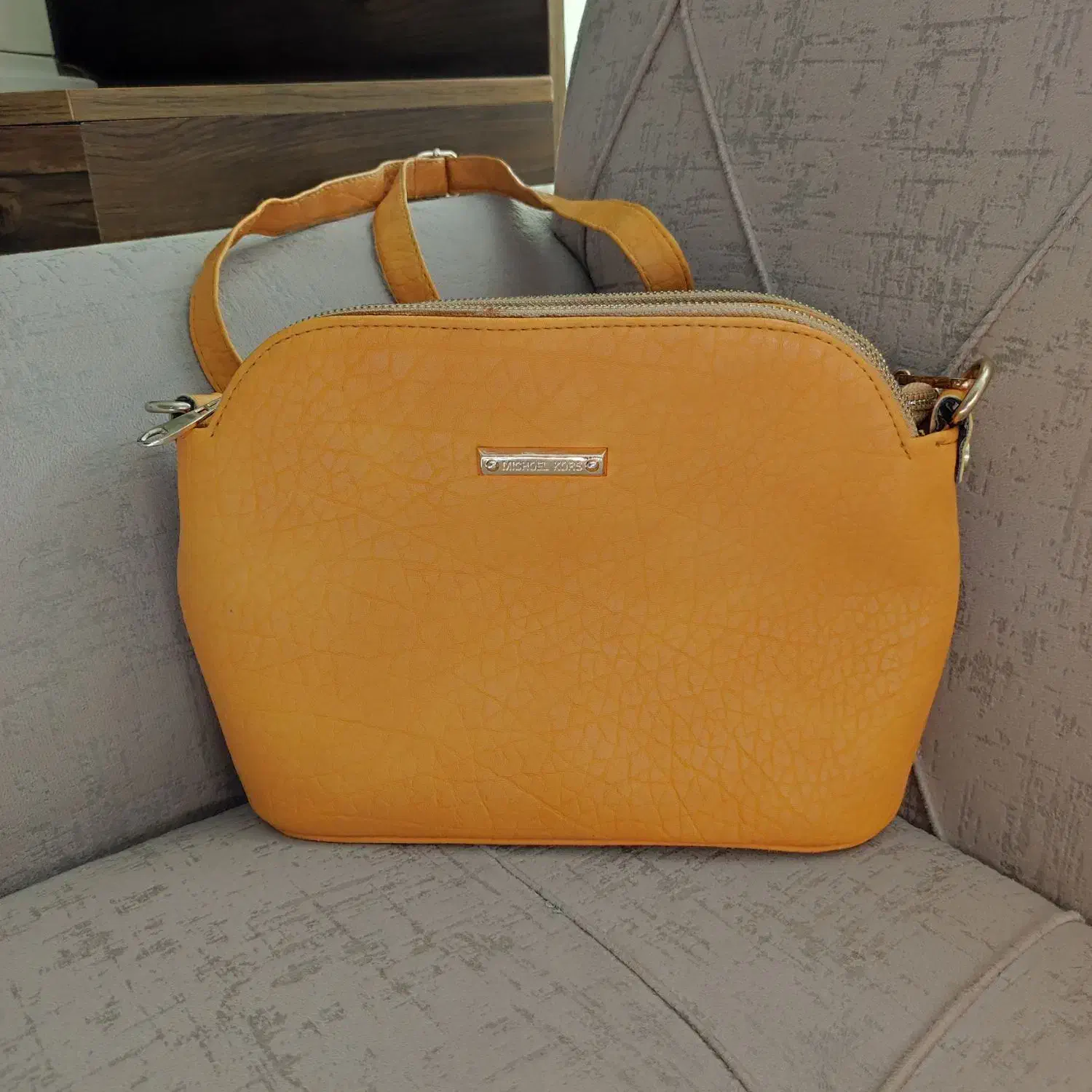 کیف مجلسی|کیف، کفش، کمربند|اصفهان, خواجه عمید|دیوار