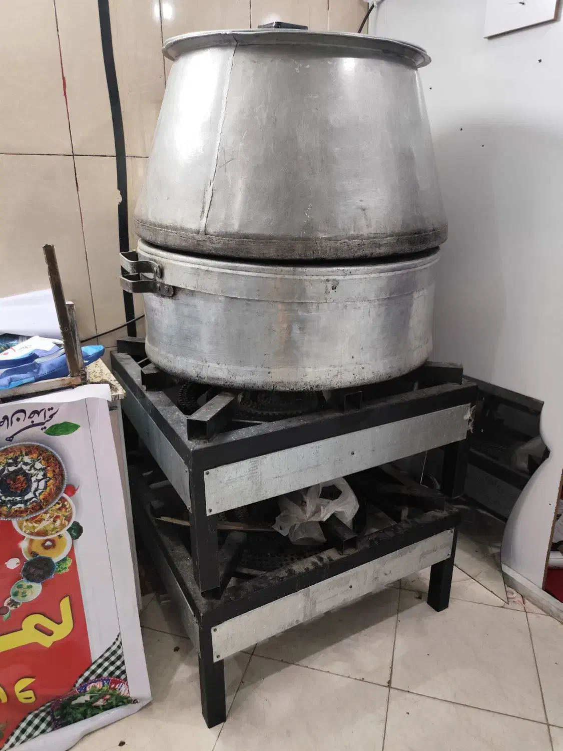 ناهارخوری، لوستر، یخچال، دیگ و تک شعله|میز و صندلی غذاخوری|زاهدان, |دیوار