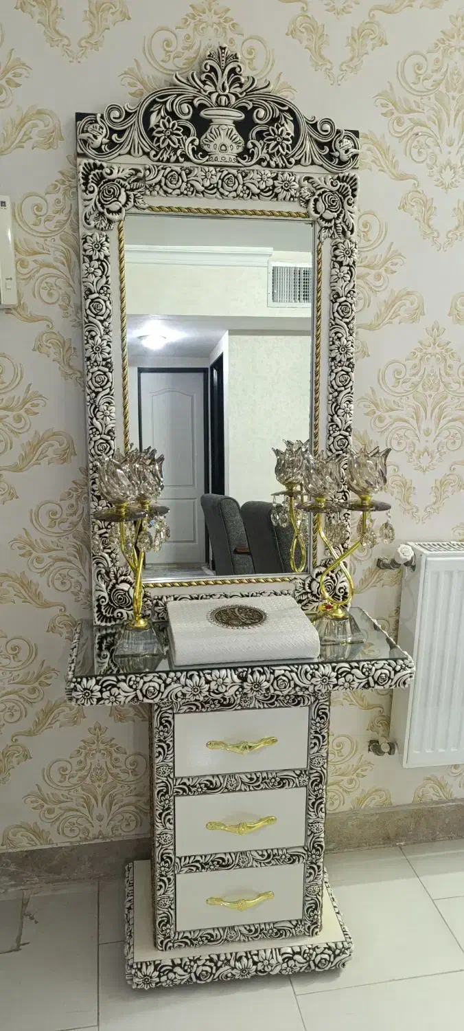 آینه|آینه|گلبهار, شهر جدید گلبهار|دیوار