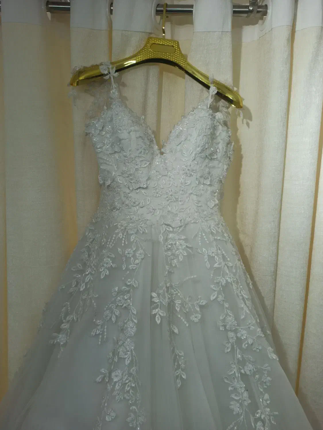 فروش تعدادی لباس عروس و تور سر کاملا تازه|لباس|رشت, جانبازان|دیوار