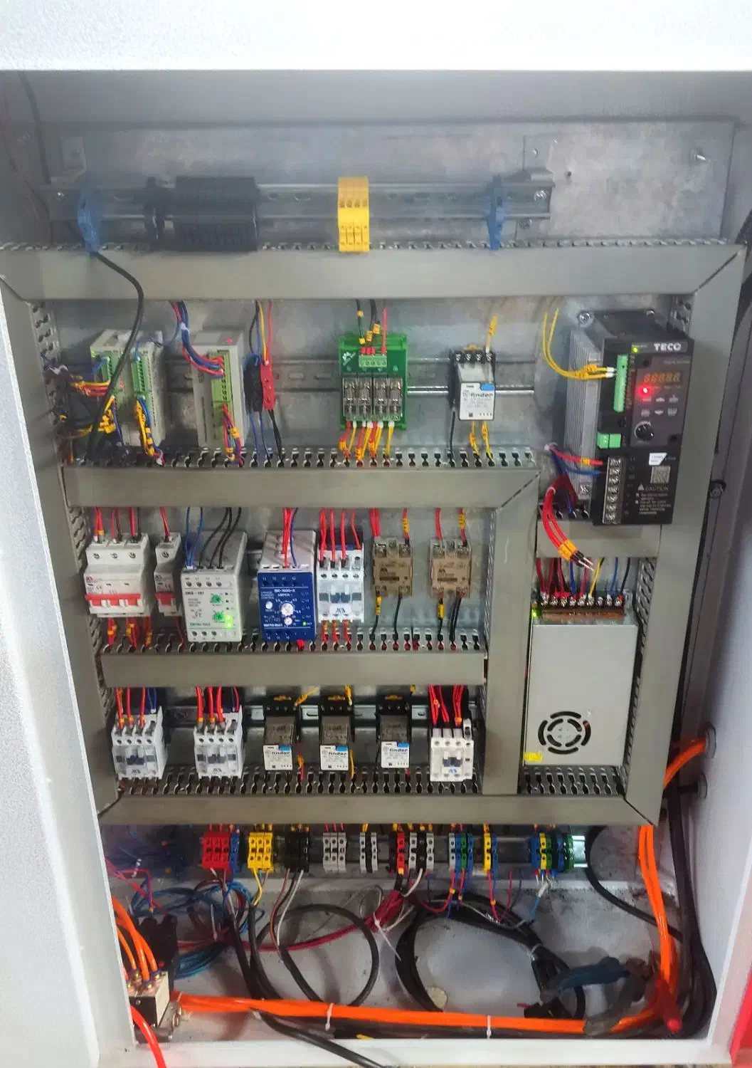 برق|خدمات پیشه و مهارت|کرج, حصارک بالا|دیوار