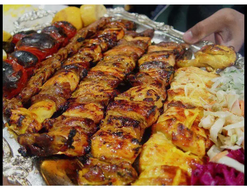 به یک نیرو کار در رستوران حقوق و مزایا بالا|استخدام خدمات فروشگاه و رستوران|سیرجان, |دیوار