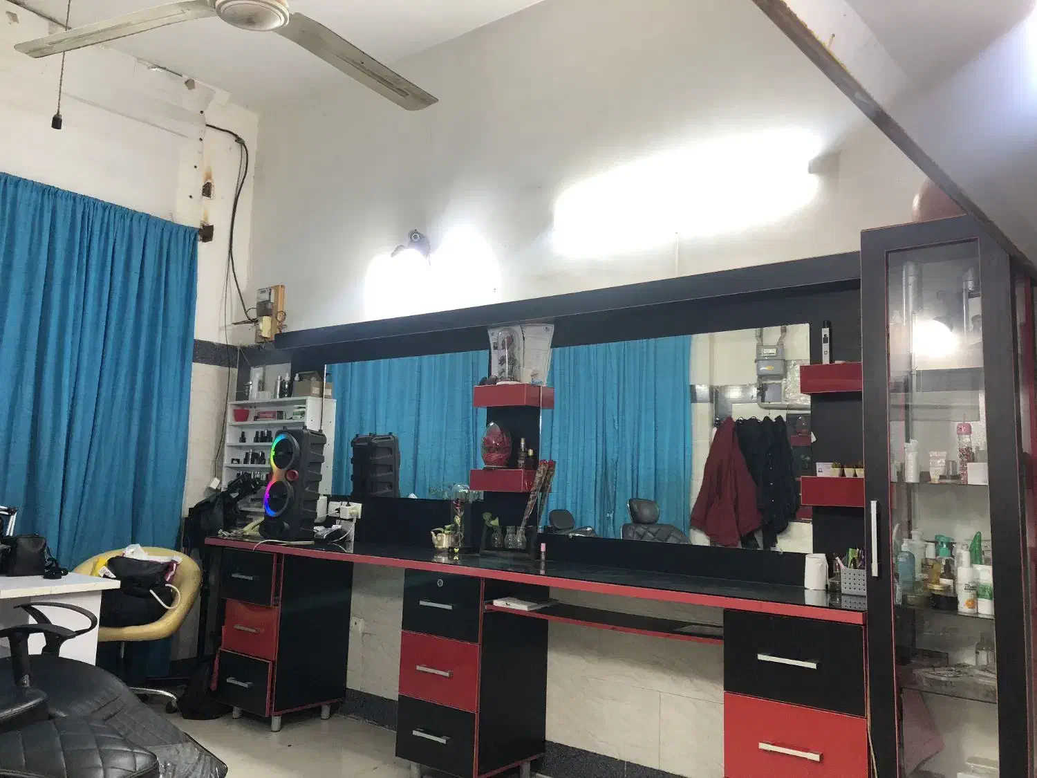 میزکار آرایشی همراه با آینه و ویترین|آرایشگاه و سالن‌های زیبایی|نکا, |دیوار