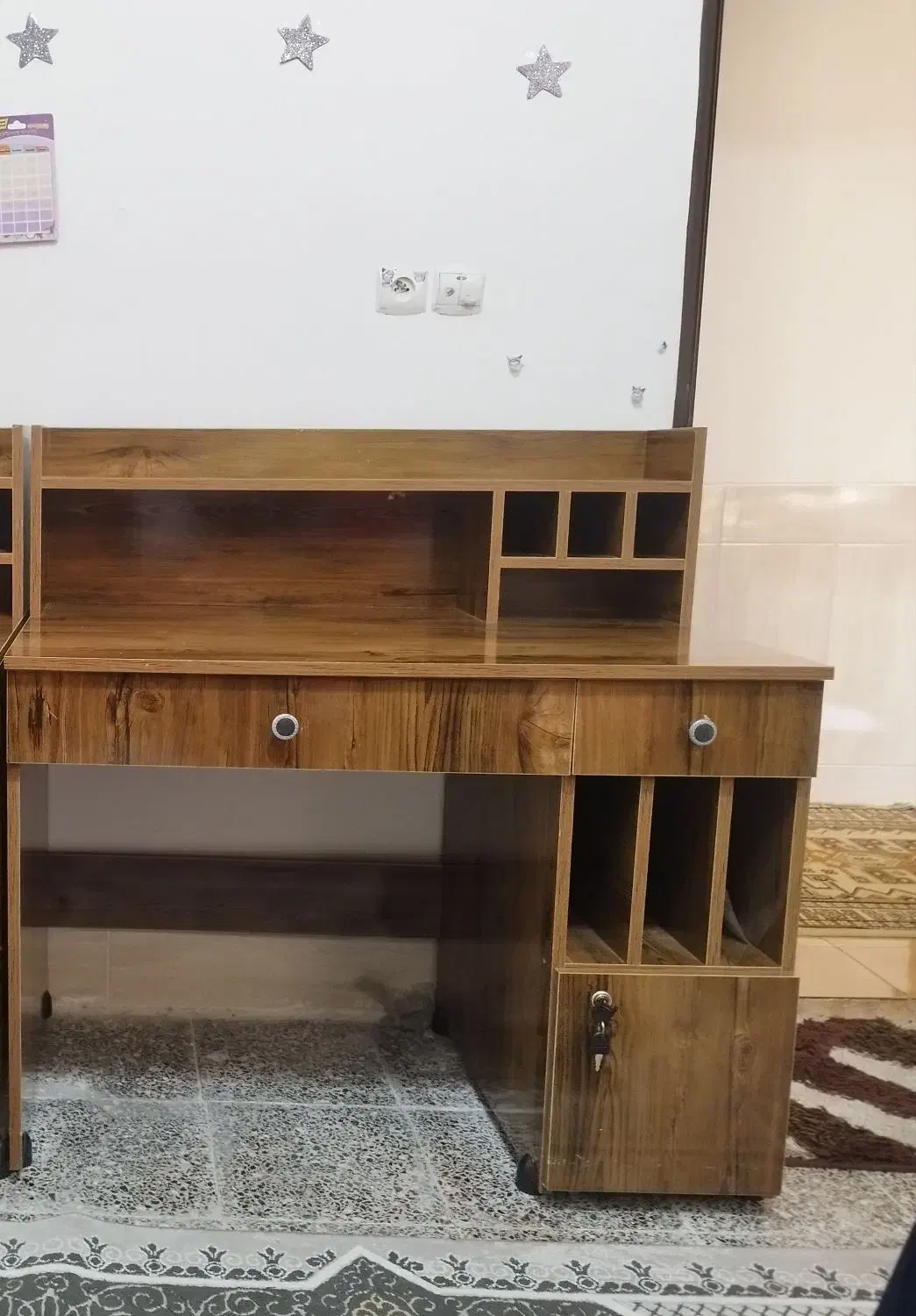 میز تحریر در حد نو|میز تحریر و کامپیوتر|فولادشهر, C1|دیوار