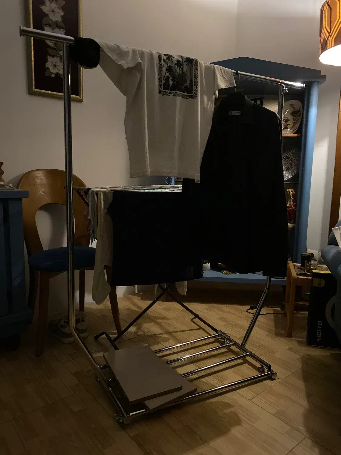 رگال لباس|بندرخت و رختآویز|نور, |دیوار