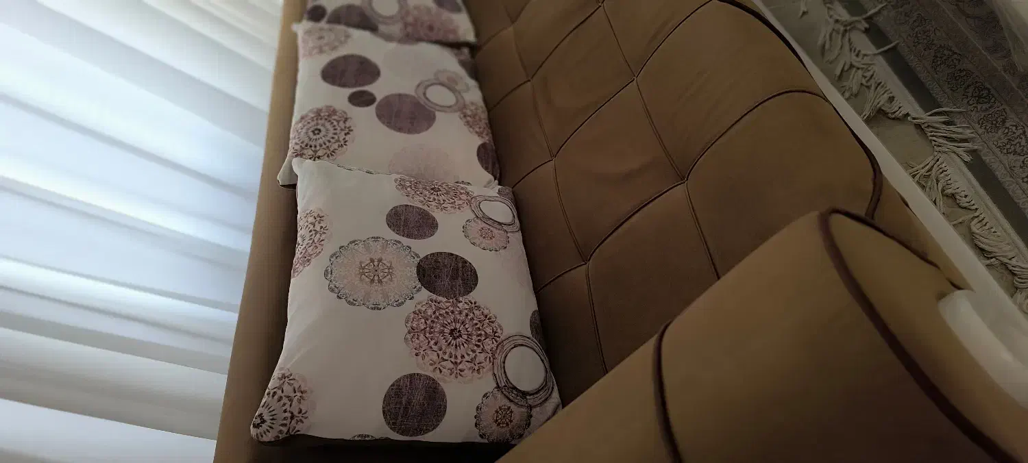 مبل به همراه جلو مبلی و سه عدد میز عسلی در حد نو|مبلمان خانگی و میز عسلی|نوشهر, |دیوار