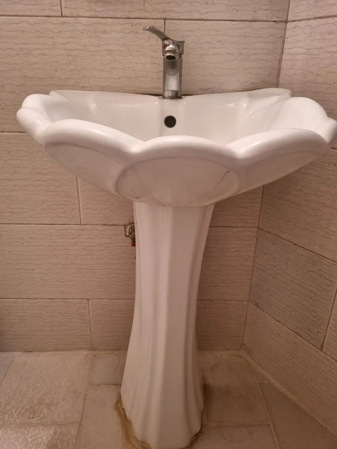 روشویی ساده برپایه وآیینه دستشویی|لوازم سرویس بهداشتی|اندیشه, اندیشه فاز ۵|دیوار