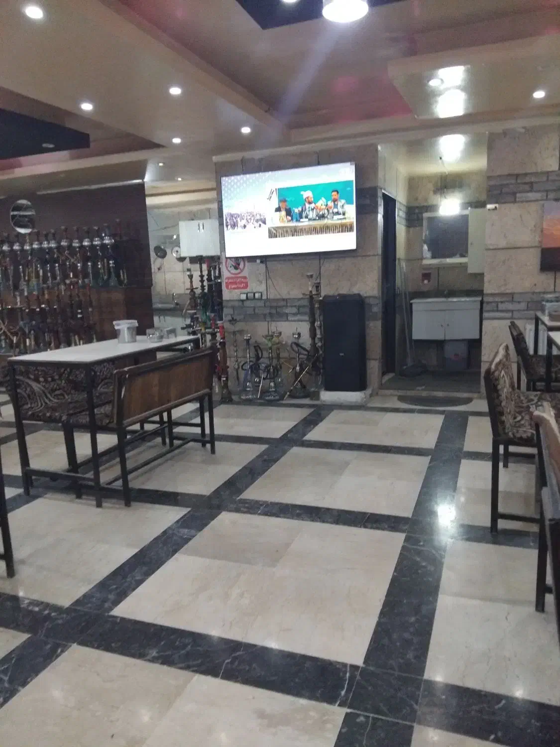 به یک نفر نیرو جهت کاردر چایخانه نیازمندیم|استخدام خدمات فروشگاه و رستوران|کرج, باغستان|دیوار