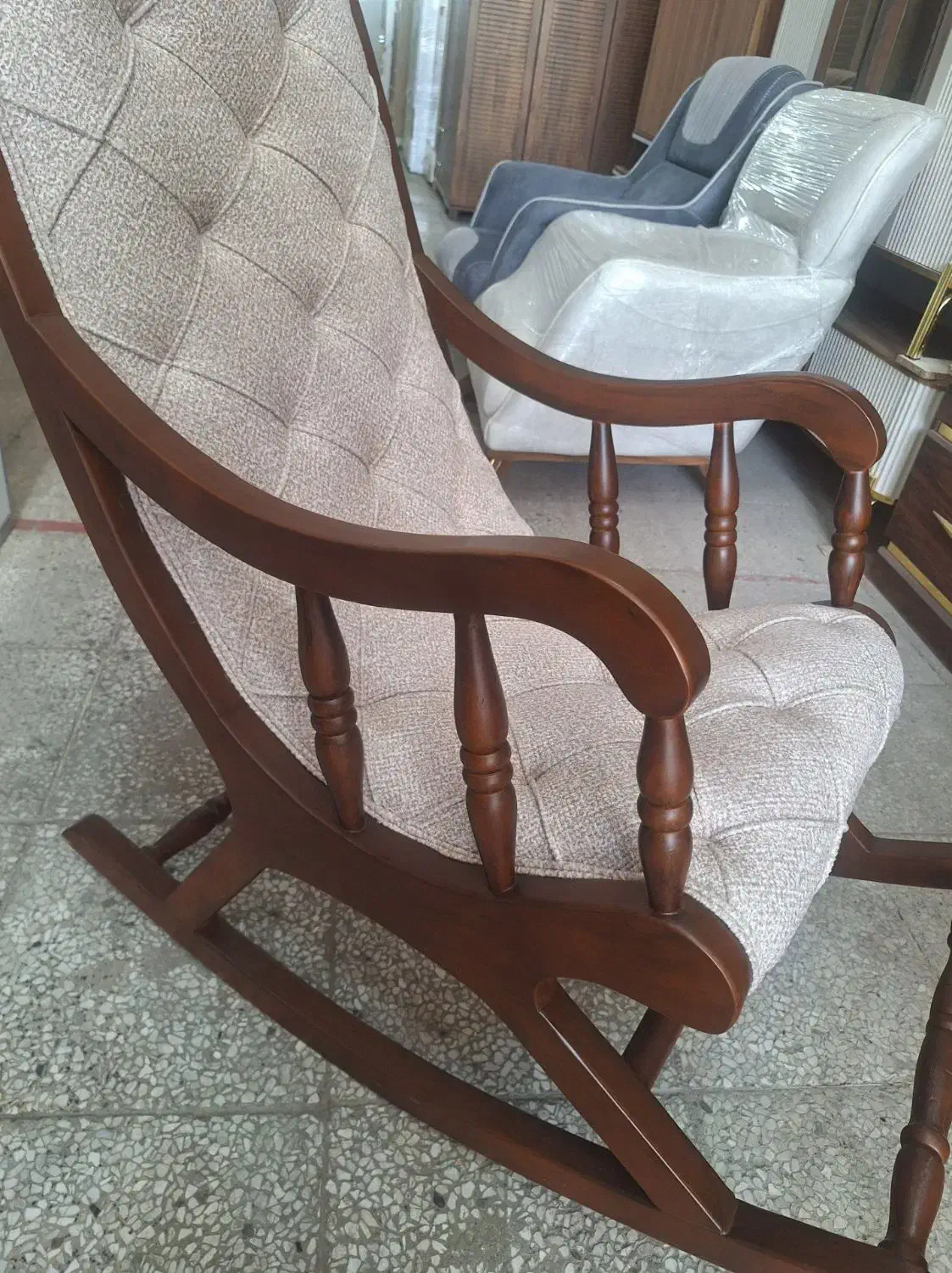 صندلی مادر بزرگ /خاص/ با اصالت /چوب راش|صندلی و نیمکت|خمینی‌شهر, |دیوار