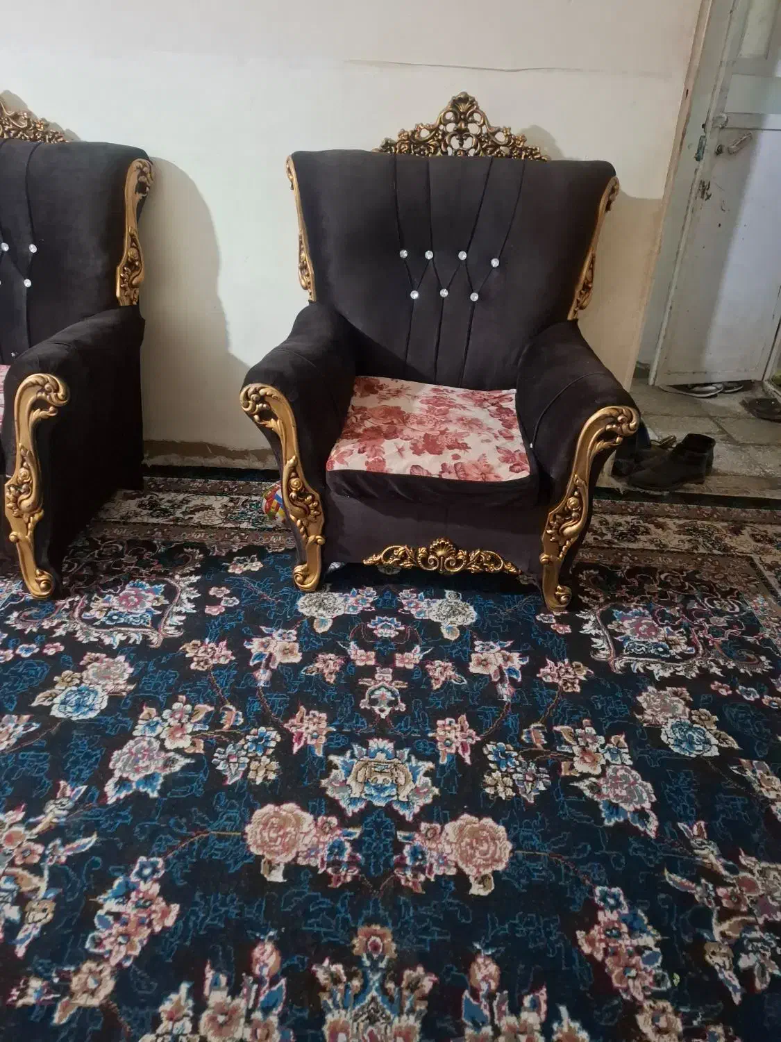 4عدد مبل 3تاش سالم اما یکیش زیرش شکسته قابل تعمیر|مبلمان خانگی و میز عسلی|یاسوج, |دیوار