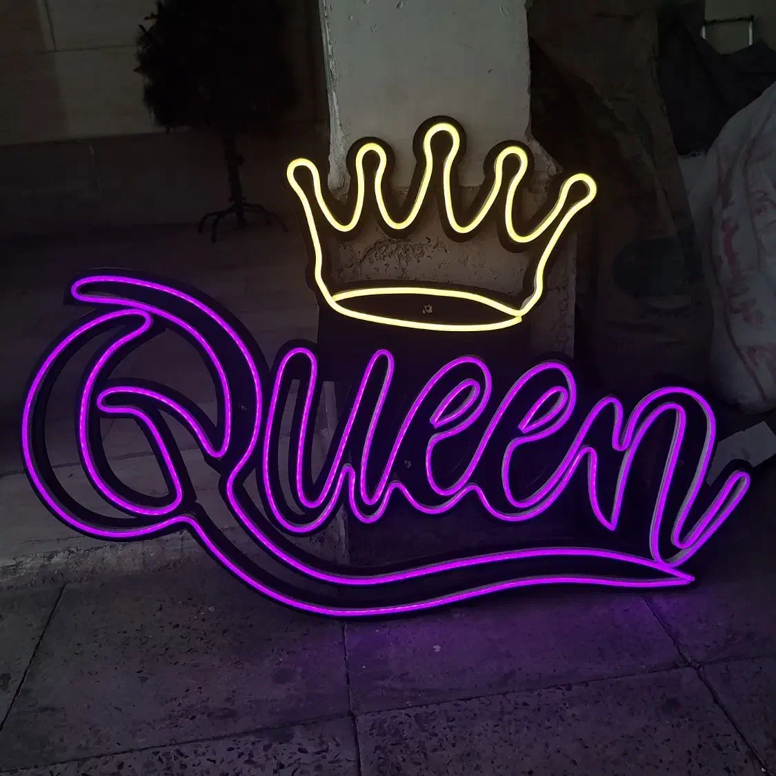 تابلو نئون کویین queen|ریسه و چراغ تزئینی|قدس, شهر‌قدس|دیوار