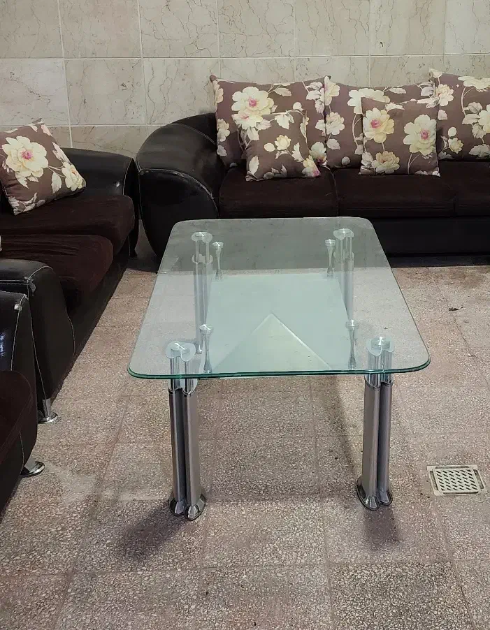 تعدادی صندلی،یک زیر تی وی و یک دست مبل چرمی|مبلمان خانگی و میز عسلی|ملایر, |دیوار