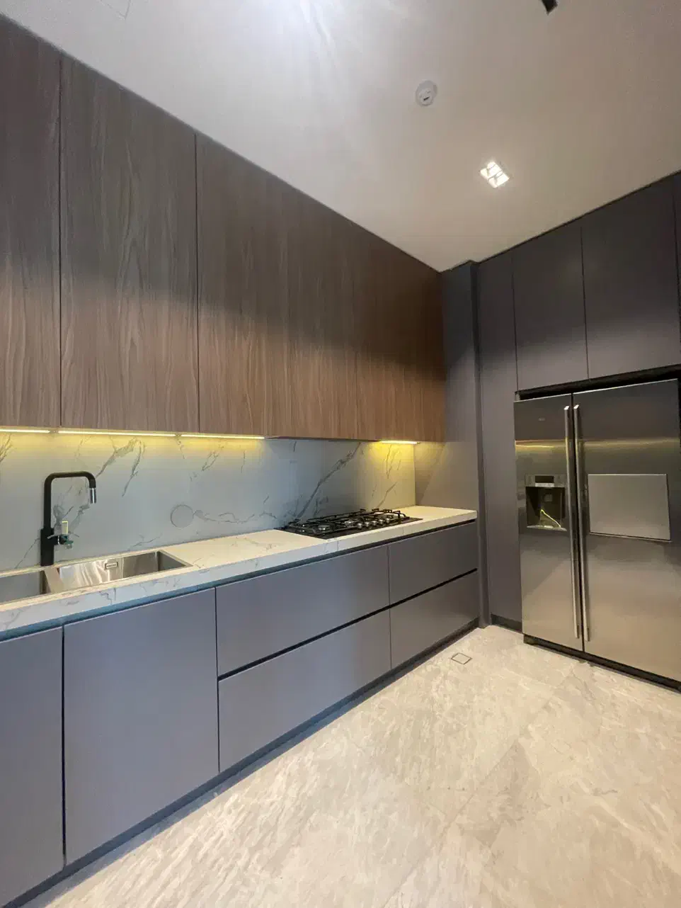 ۲۴۰متر فرشته/ساختمان یونیک و مدرن کلید نخورده