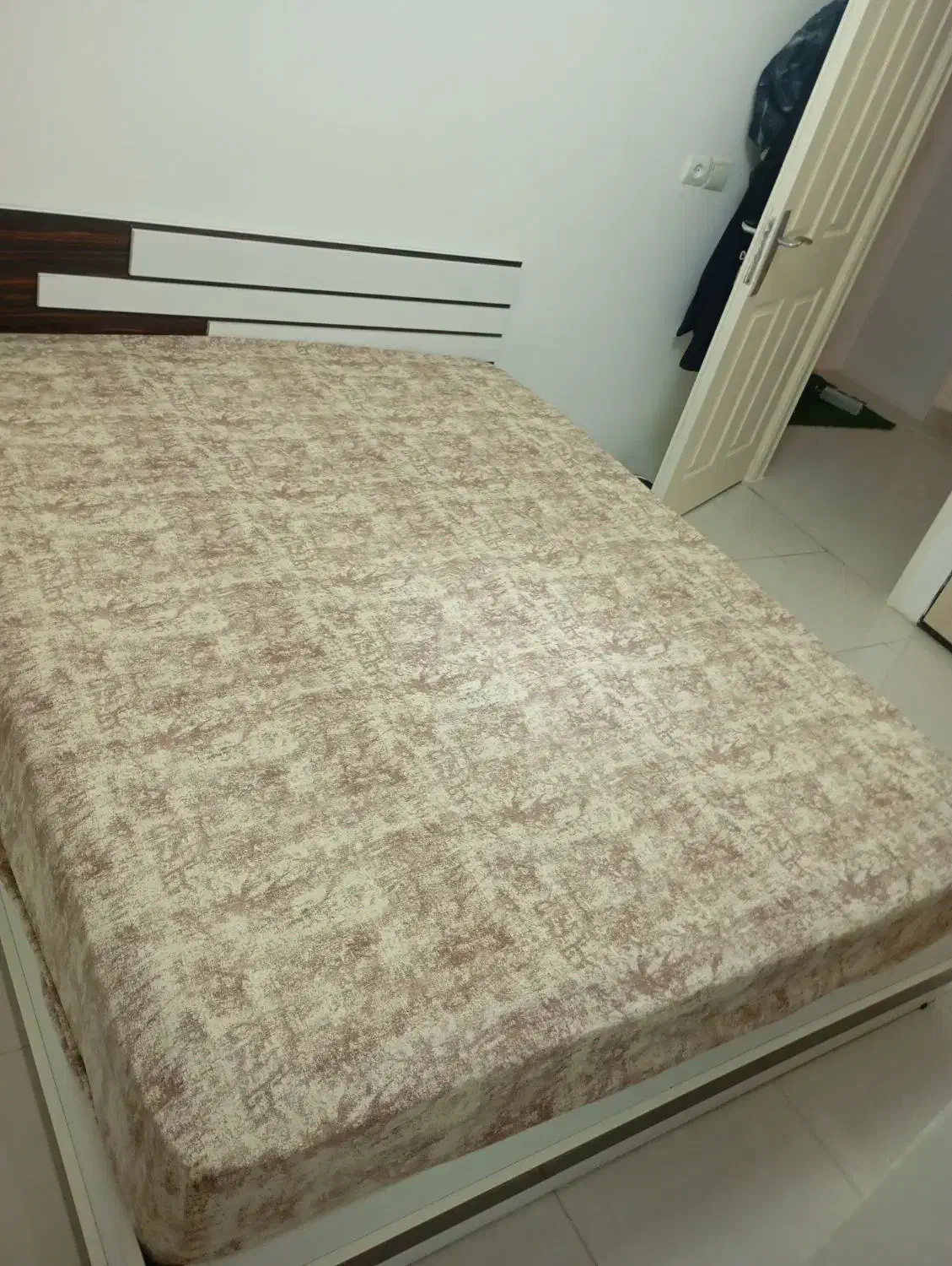 تختخواب دو نفره|تخت و سرویس خواب|بندر انزلی, زنبق|دیوار