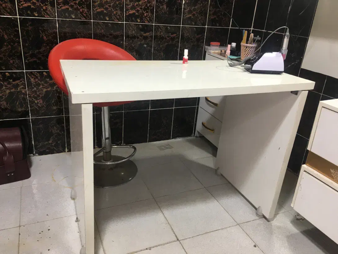 آیینه و میز ناخن|آرایشگاه و سالنهای زیبایی|بندر ماهشهر, |دیوار