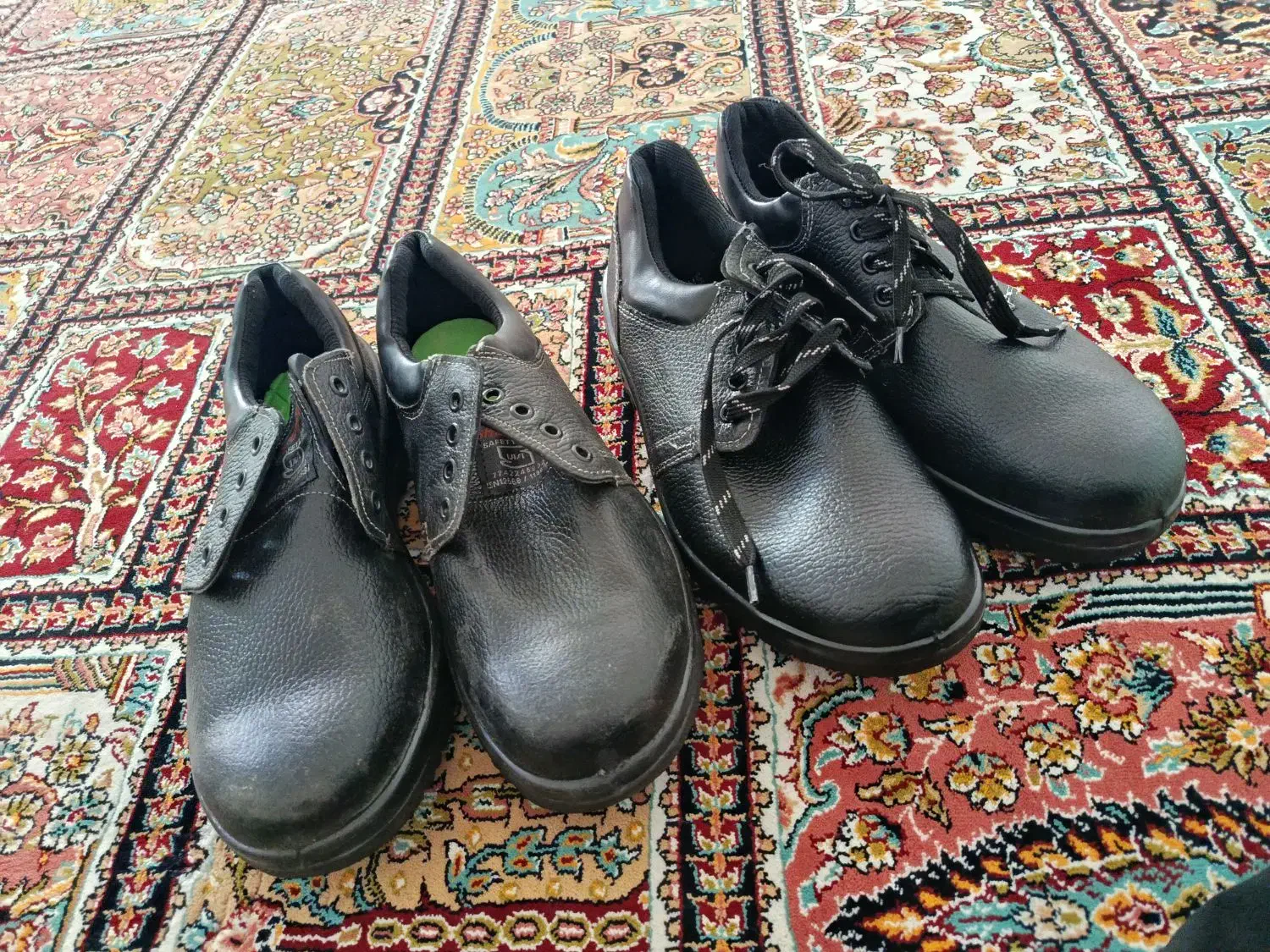 دو جفت کفش ایمنی نو نو|کیف، کفش، کمربند|قم, پشت انبار نفت|دیوار