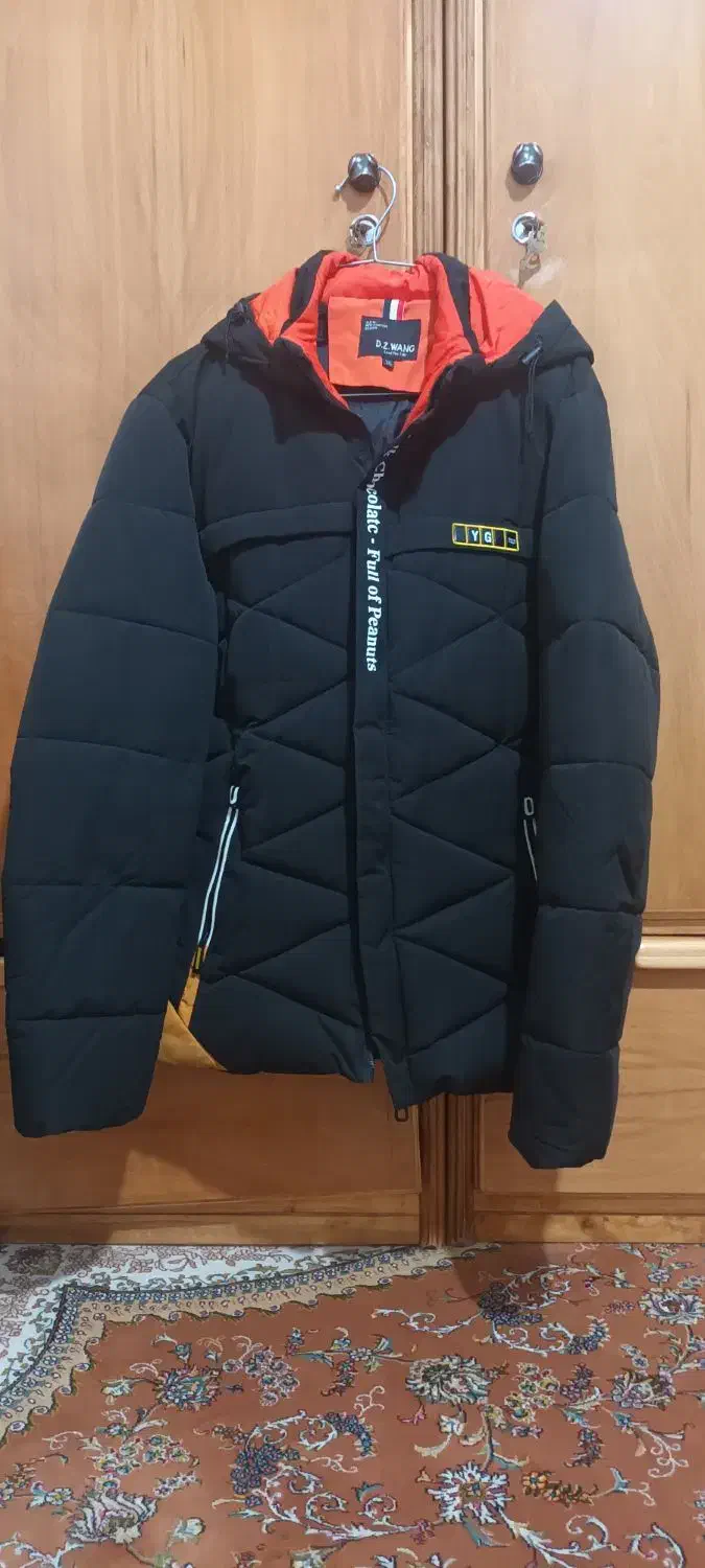 کاپشن|لباس|نقده, |دیوار