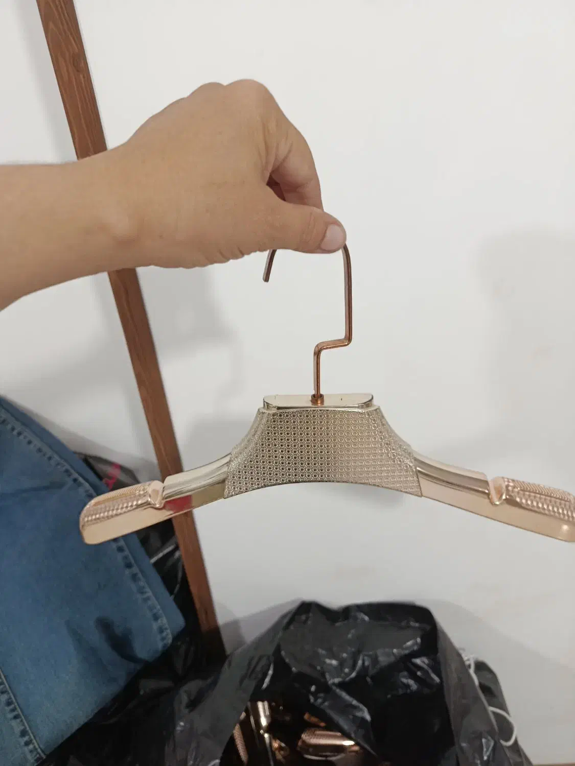 چوب کار چوب لباسی|بندرخت و رخت‌آویز|پرند, فاز ۳|دیوار