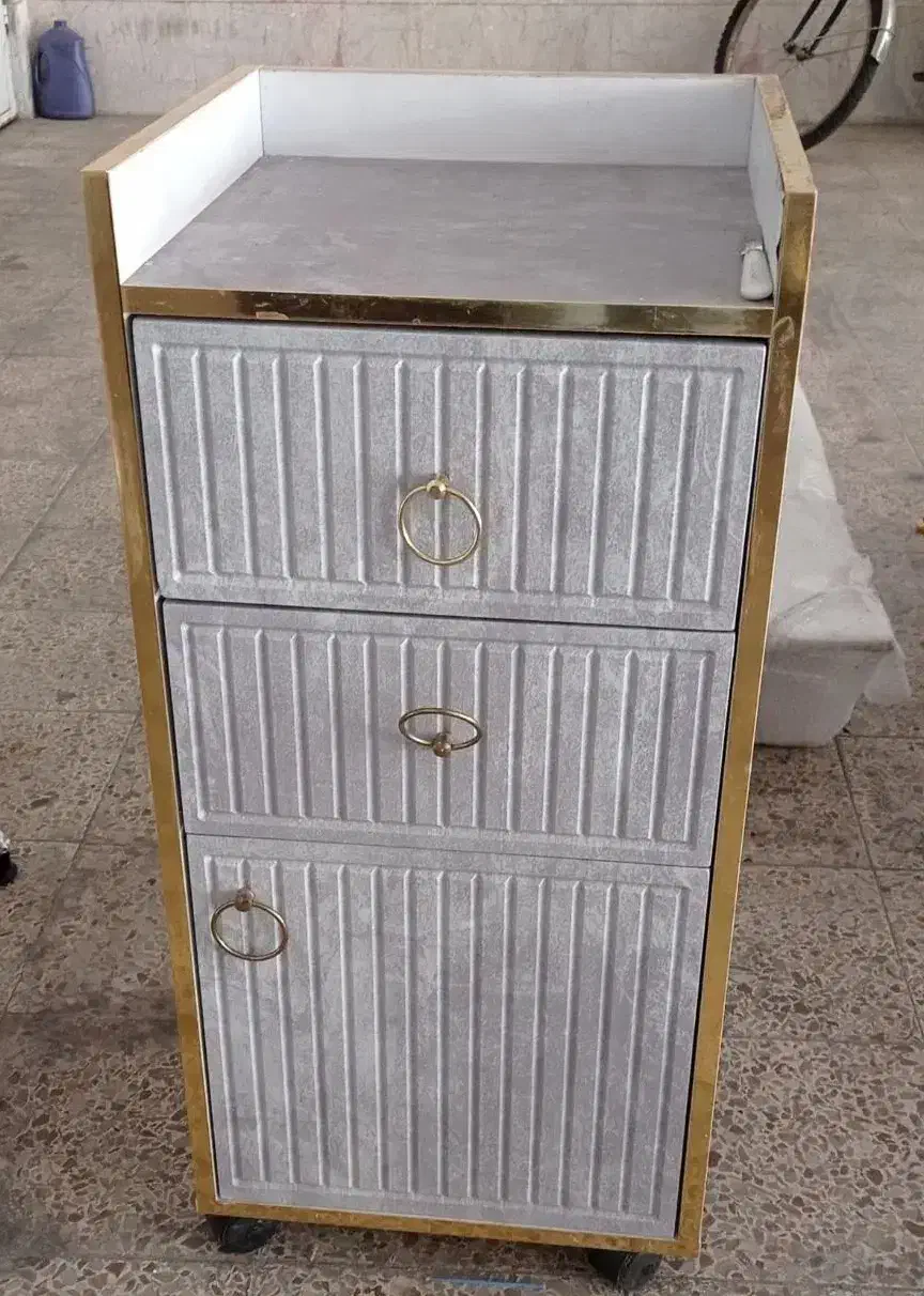 تجهیزات ارایشگاه|آرایشگاه و سالن‌های زیبایی|سمنان, |دیوار