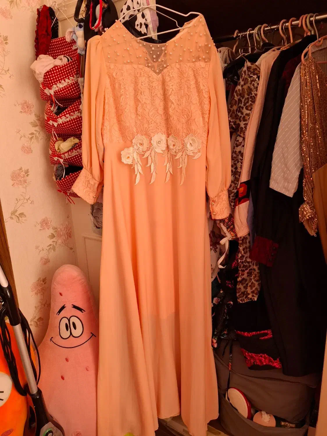 لباس در حد کاملا نو|لباس|هشتگرد, فشند|دیوار