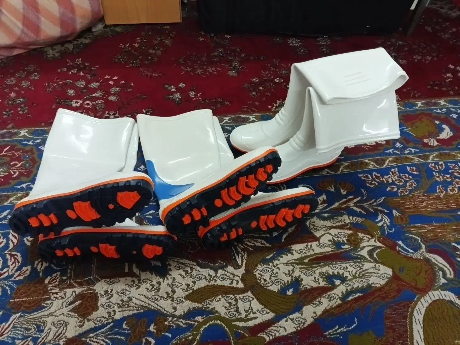 چکمه بلند|کیف، کفش، کمربند|قم, وادی السلام|دیوار