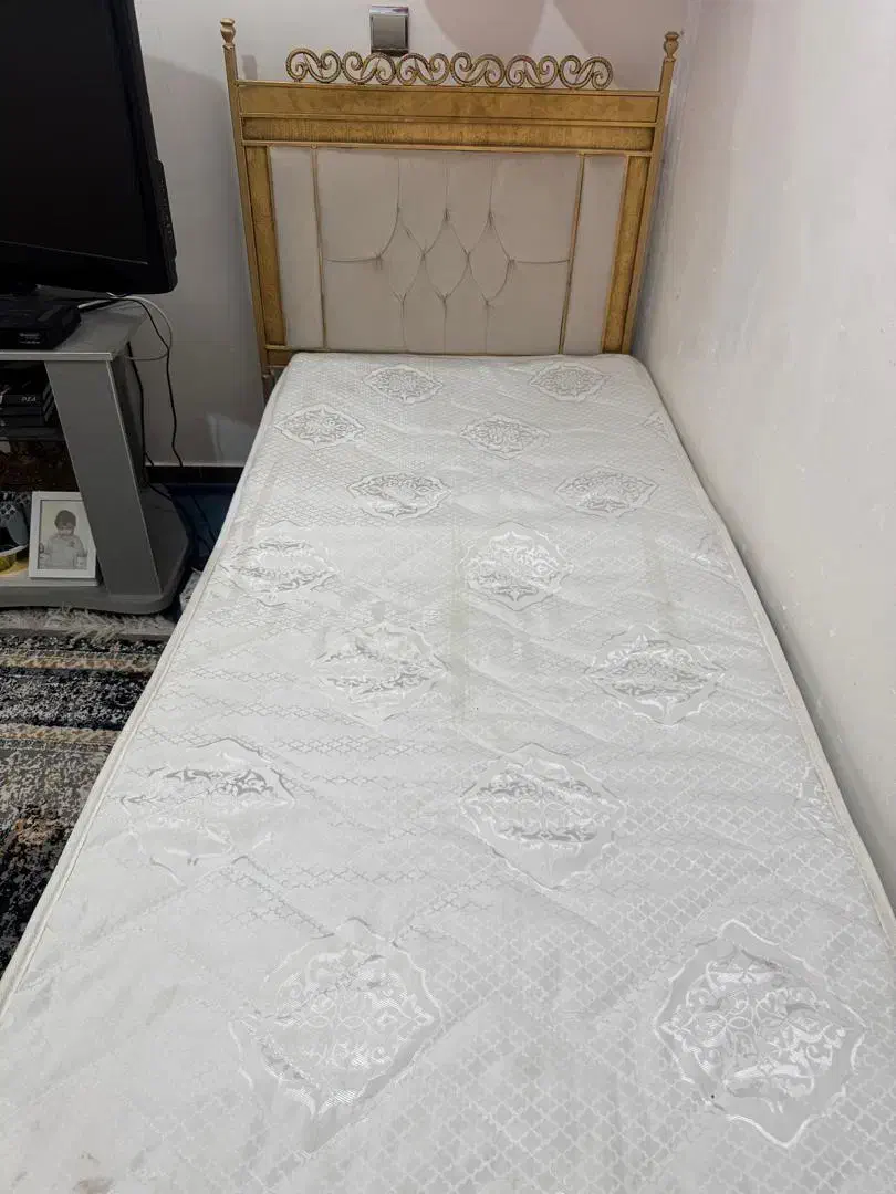 تخت یک نفره درحد نو|تخت و سرویس خواب|سبزوار, قاضی زاد|دیوار