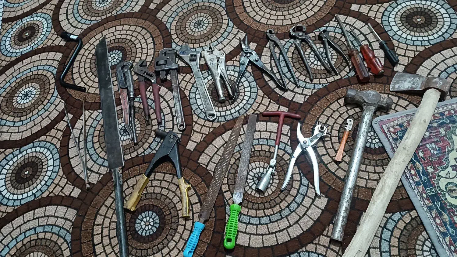 ابزار مارک دار|کلکسیون اشیاء عتیقه|شوشتر, |دیوار