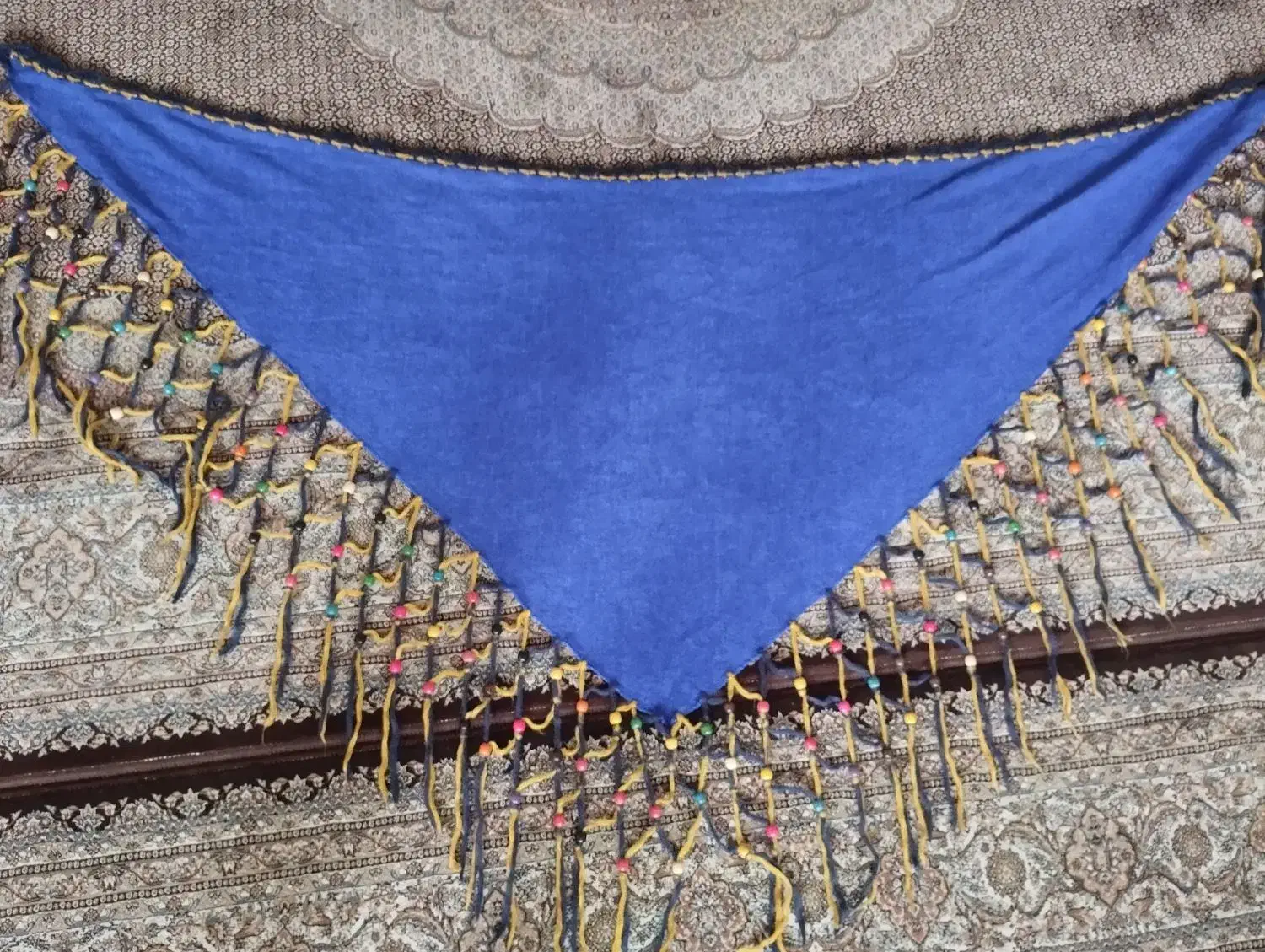 مقداری شال و روسری قواره بزرگ|لباس|ارومیه, |دیوار