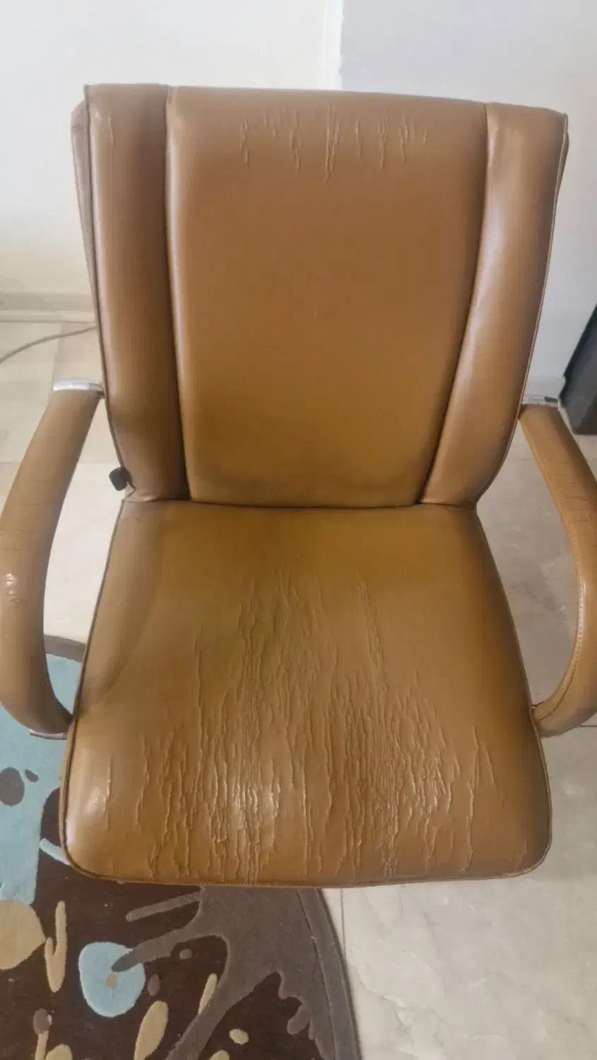 صندلی چرخدار چرمی سالم|صندلی و نیمکت|تهران, حکمت|دیوار