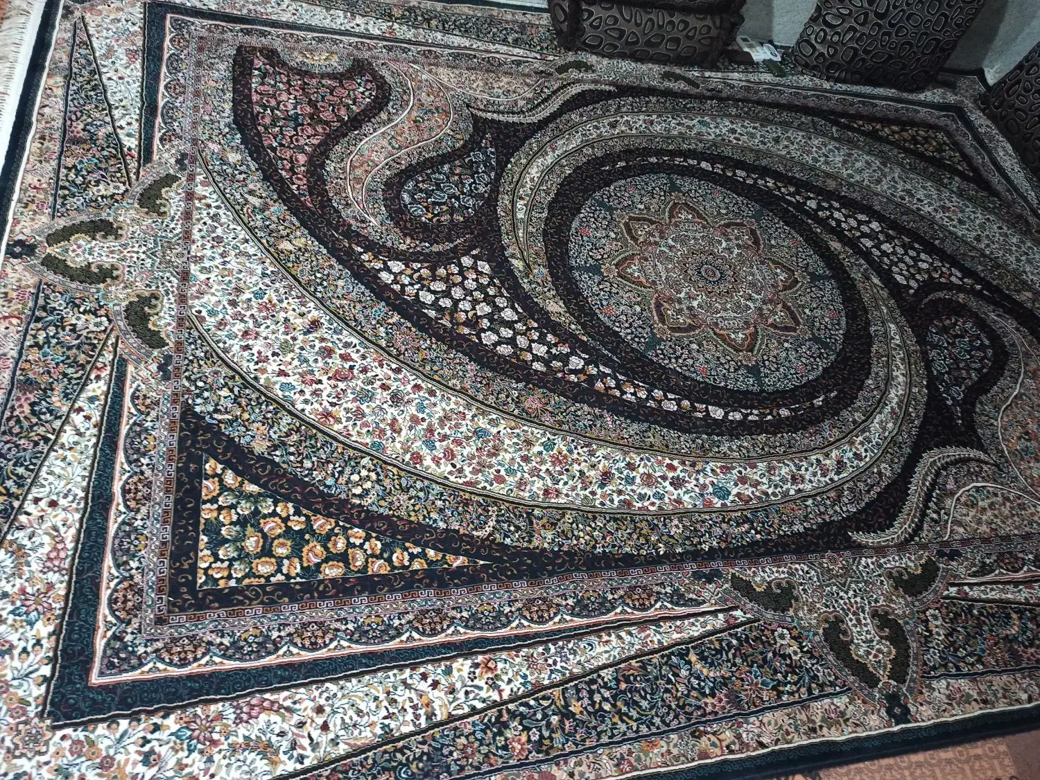 فرش ۱۲ متری قهوه‌ای در حد نو|فرش|بندرعباس, |دیوار