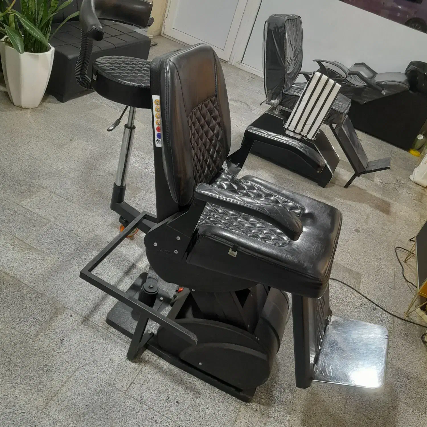 وسایل آرایشگاهی|آرایشگاه و سالن‌های زیبایی|سقز, |دیوار