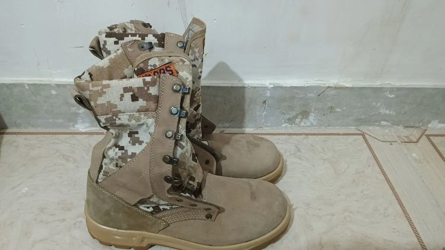 پوتین خاکی بهمن|کیف، کفش، کمربند|مسجد سلیمان, |دیوار