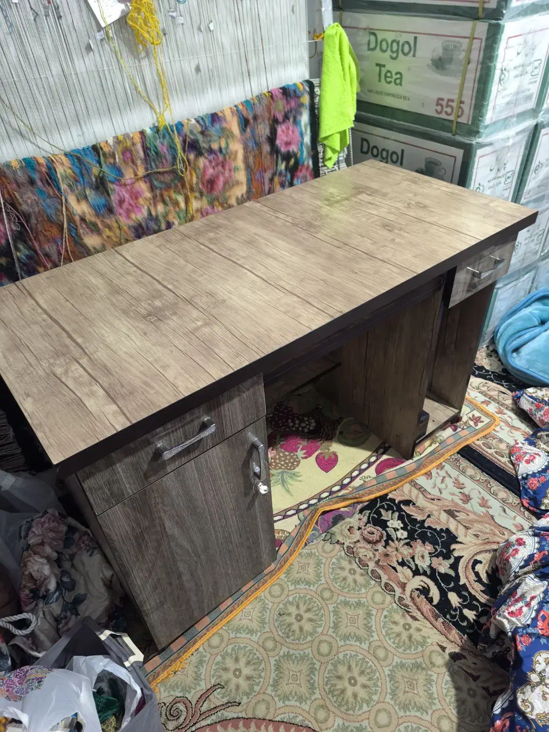 میز تحریر|میز تحریر و کامپیوتر|اندیشه, اندیشه فاز ۱|دیوار