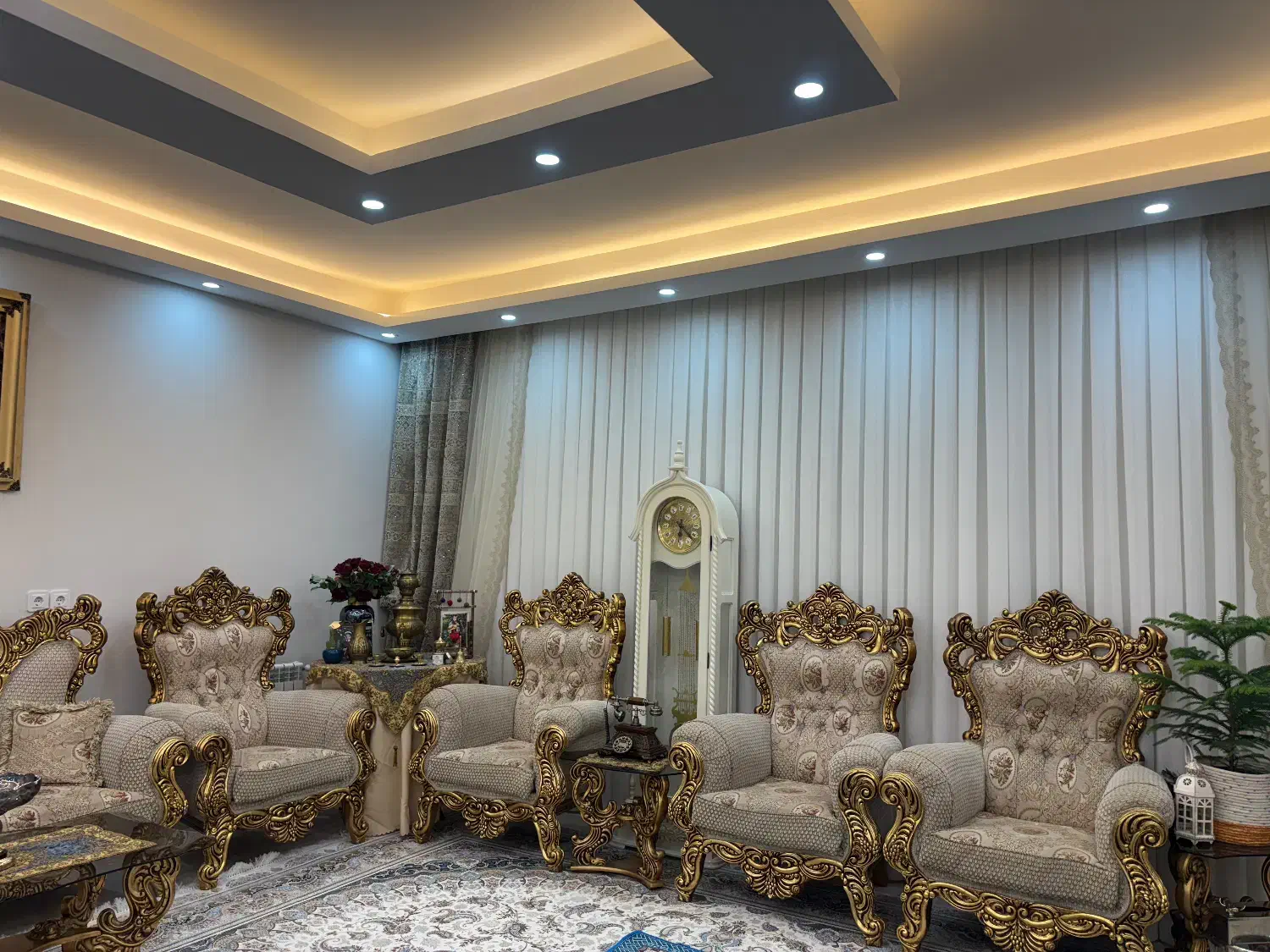 مبلمان سلطنتی ۸نفره با سه میز عسلی و میز وسط|مبلمان خانگی و میز عسلی|خرمشهر, |دیوار